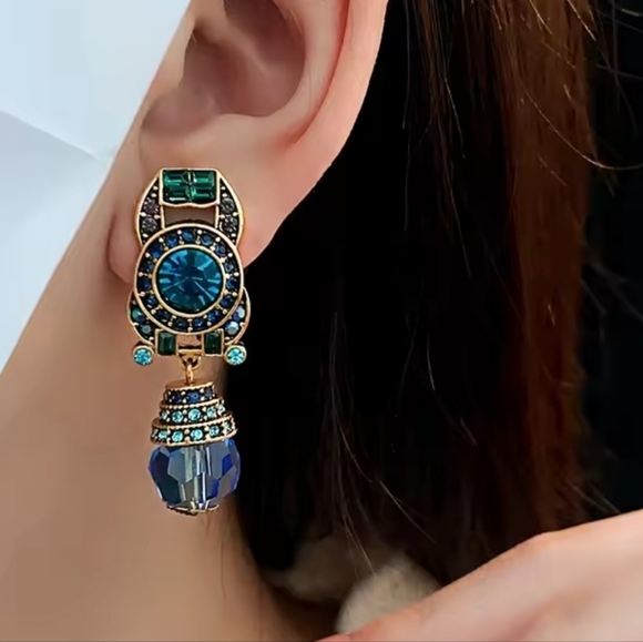 NWT Gorgeous BLUE CRYSTAL DROP EARRINGS. PIERCED OR CLIP ON. - Picture 2 of 6